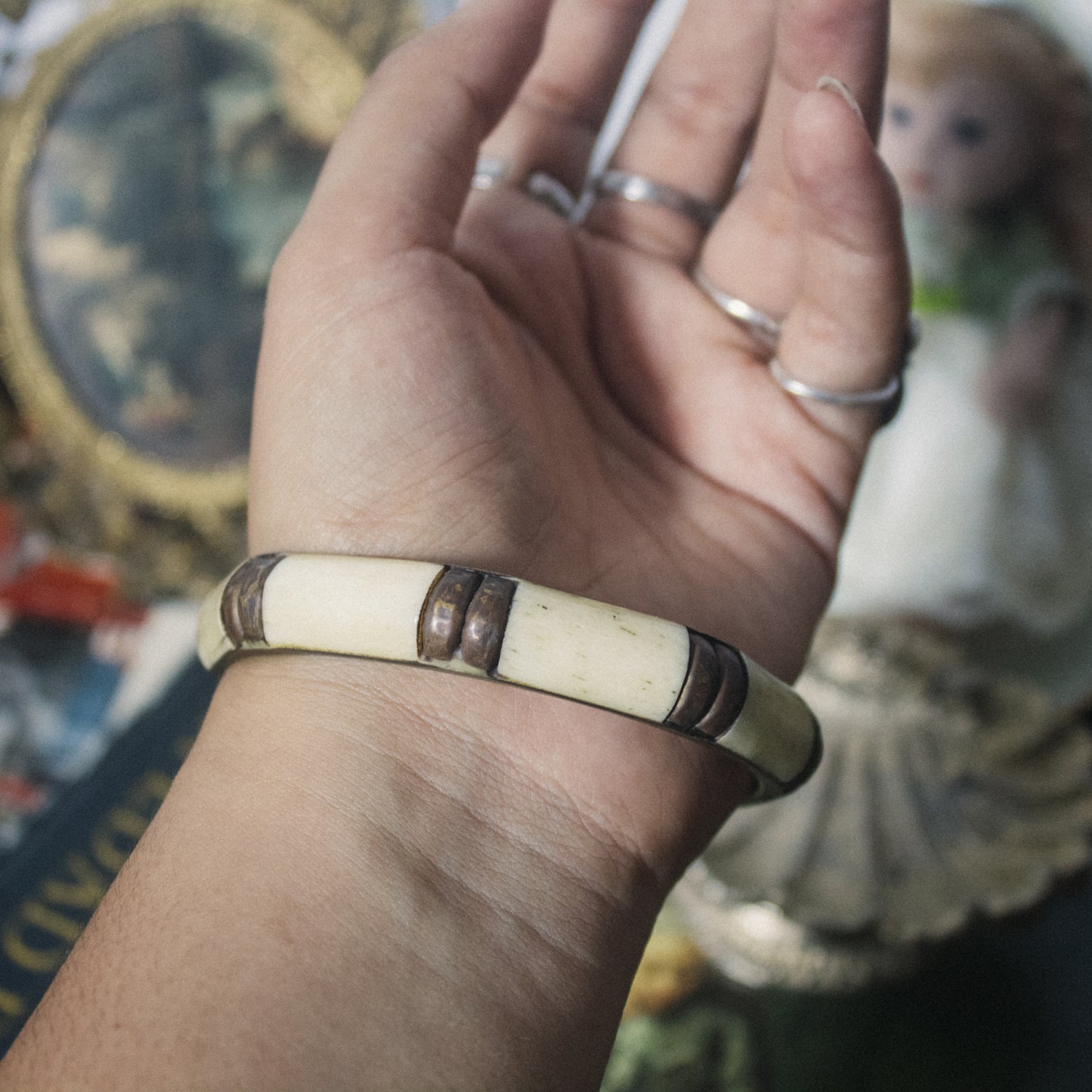 Pulsera vintage de bronce y hueso