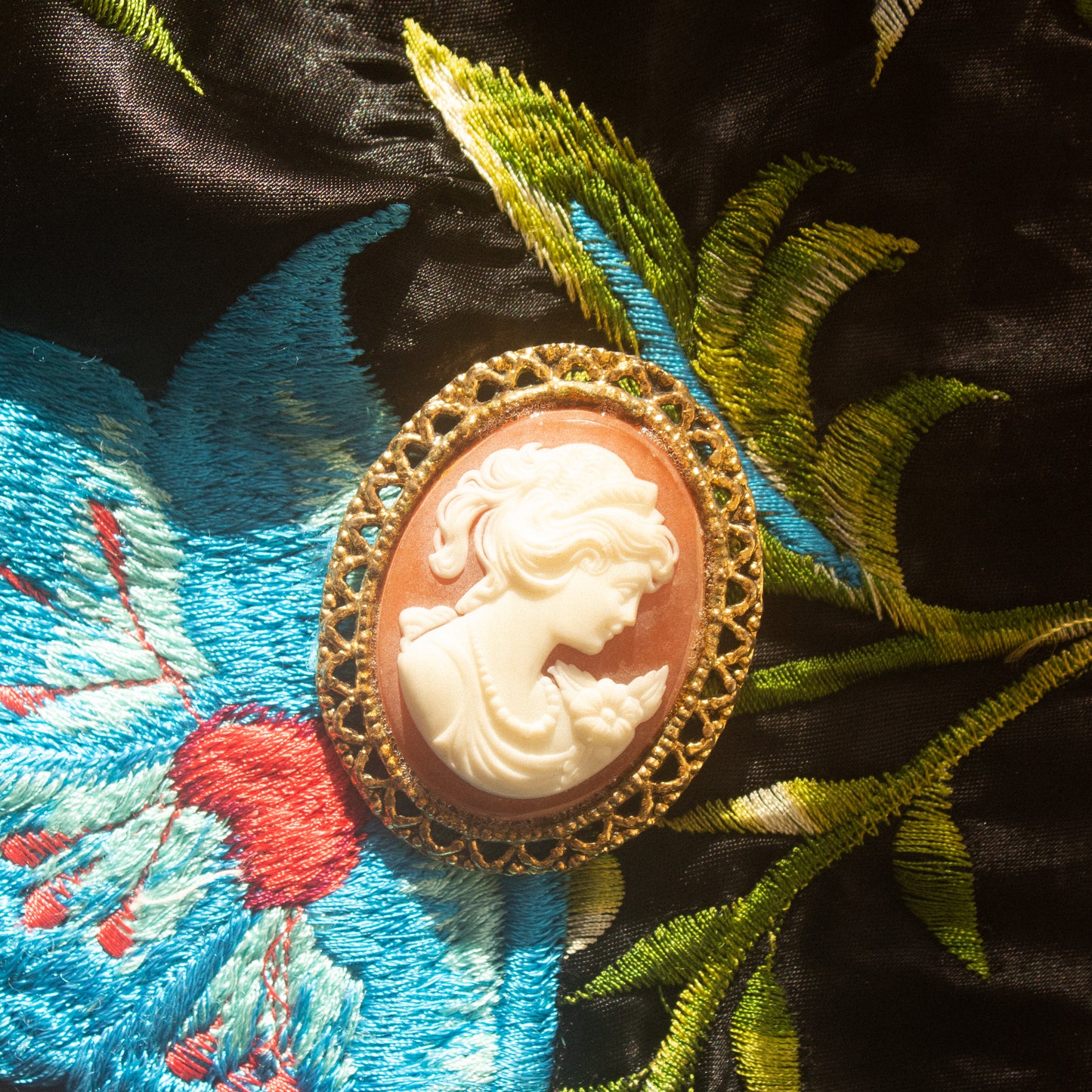 Camafeo broche vintage de resina