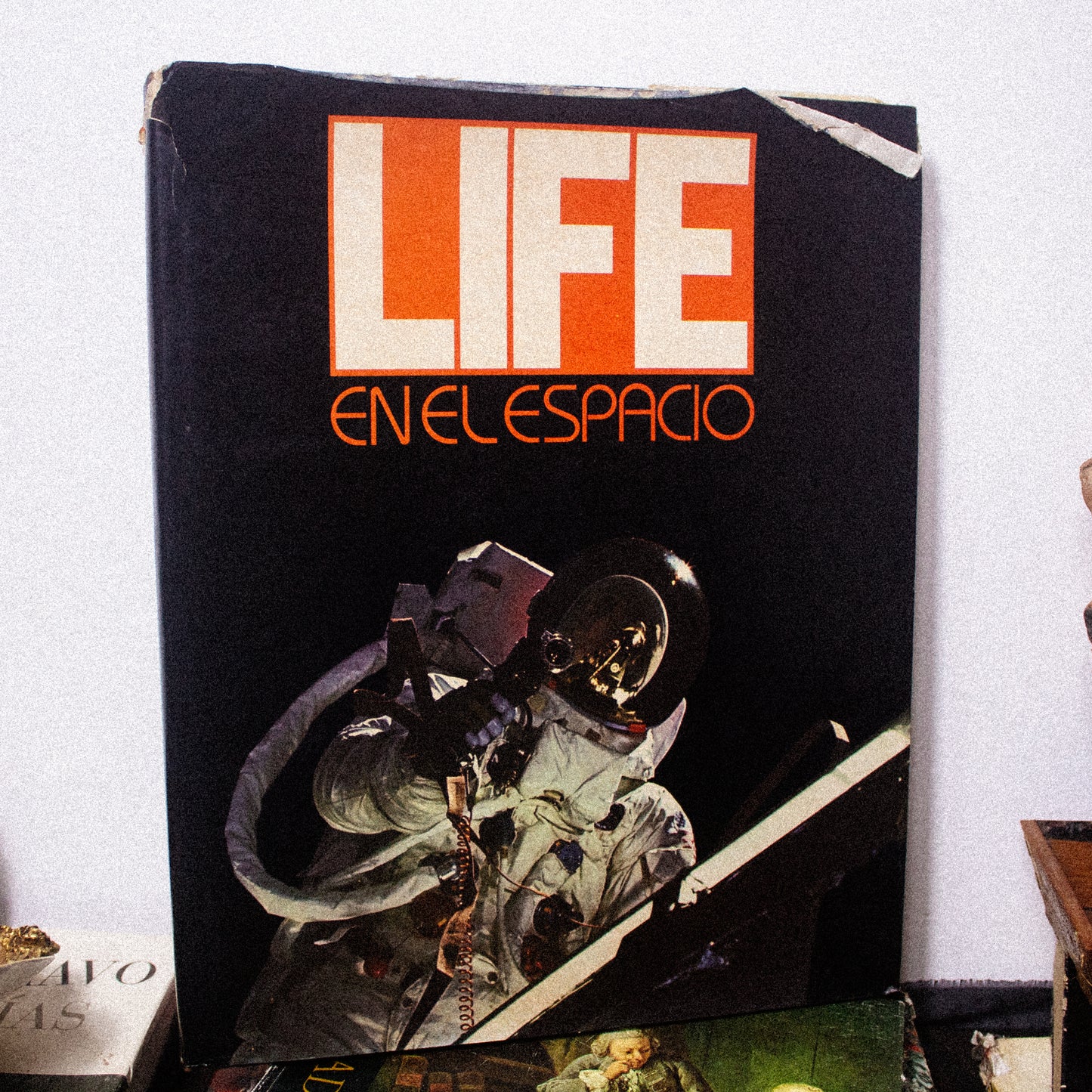 Libro LIFE en el espacio Table book