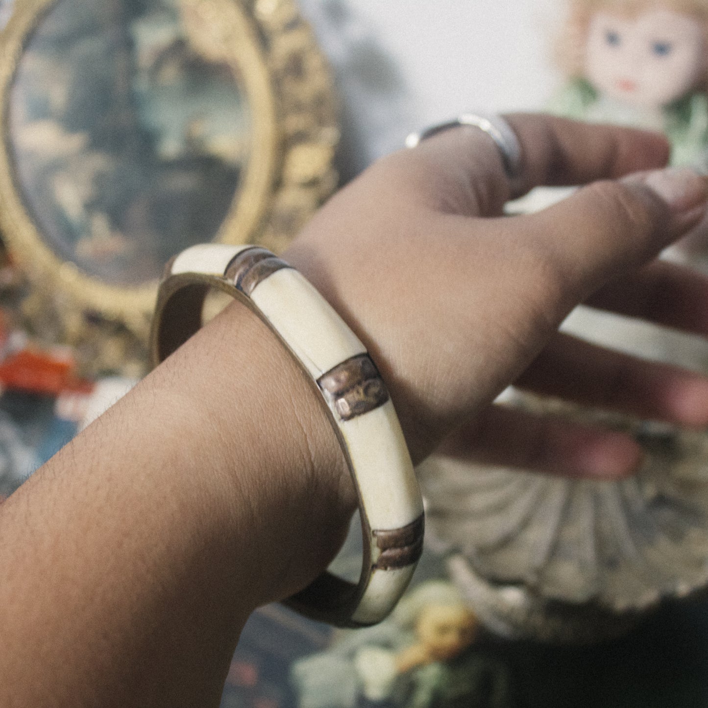 Pulsera vintage de bronce y hueso