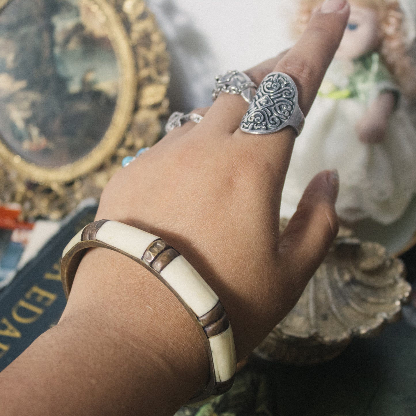 Pulsera vintage de bronce y hueso