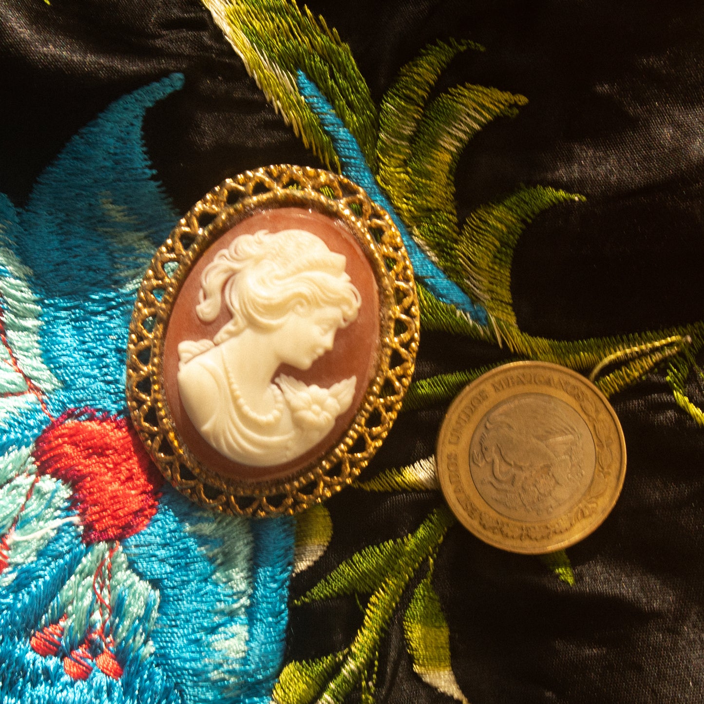 Camafeo broche vintage de resina