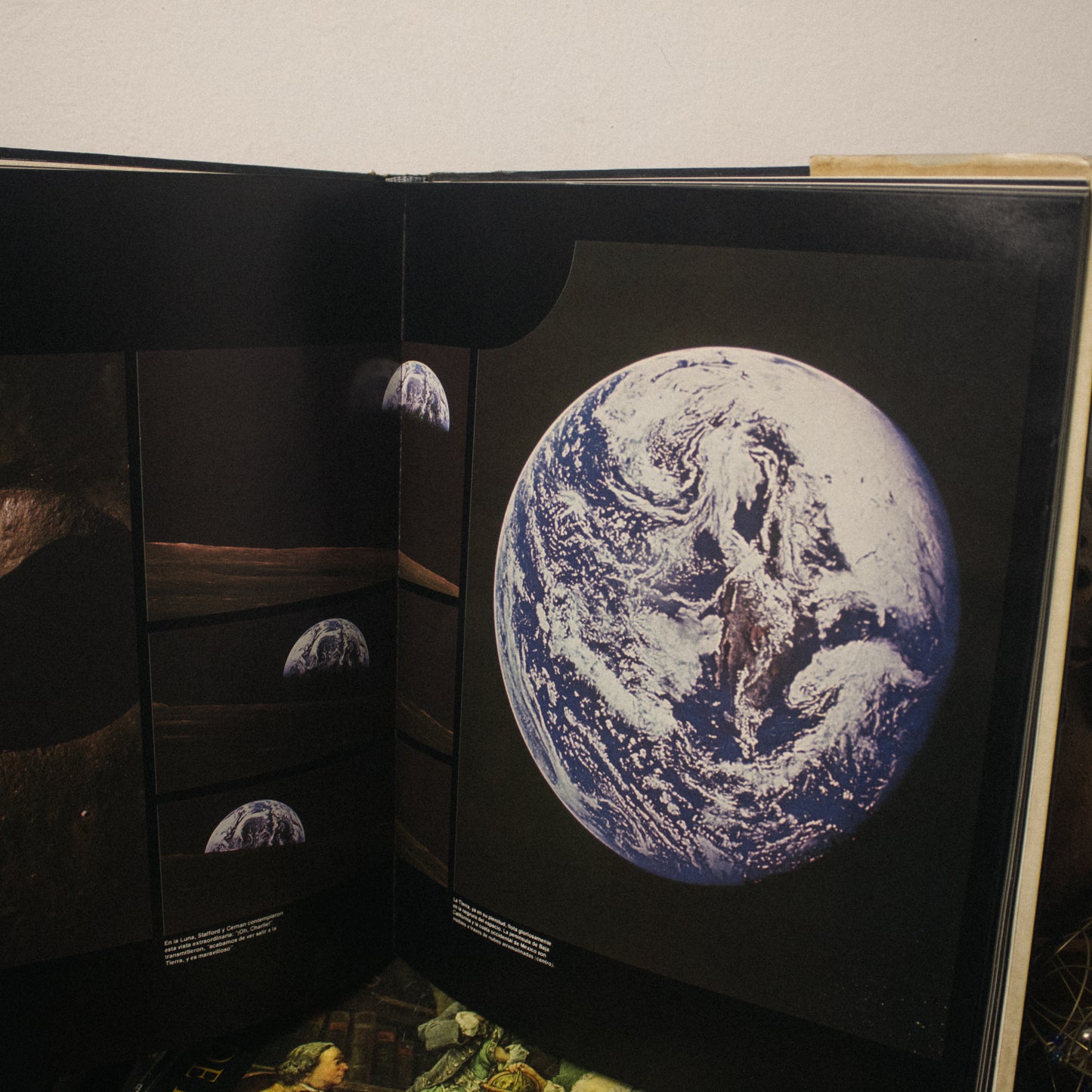 Libro LIFE en el espacio Table book